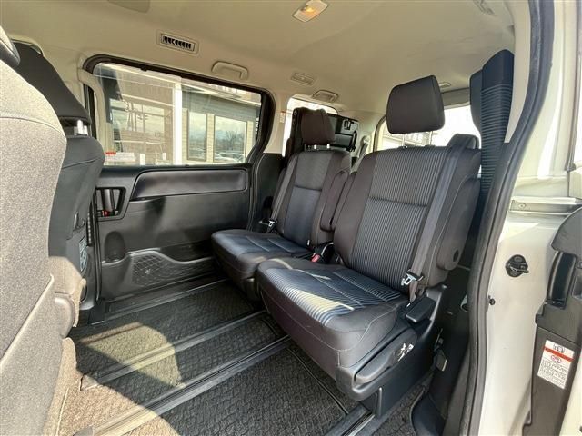 TOYOTA VOXY 2015 Image 31