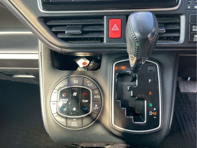 TOYOTA VOXY 2015 Image 31