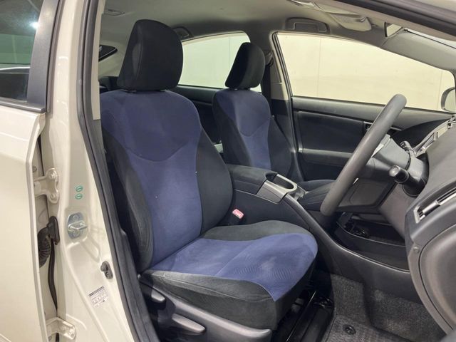 TOYOTA PRIUS 2012 Image 31