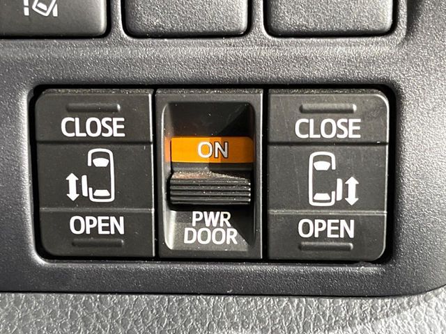 TOYOTA NOAH 2018 Image 31