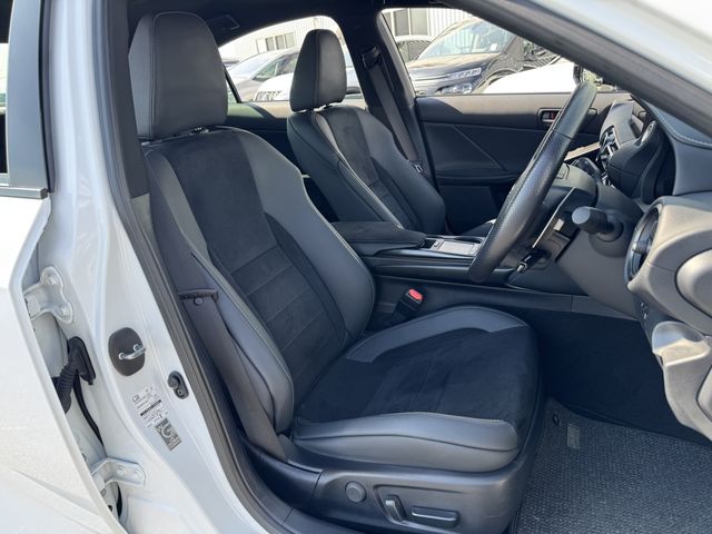 TOYOTA LEXUS IS300H 2023 Image 31