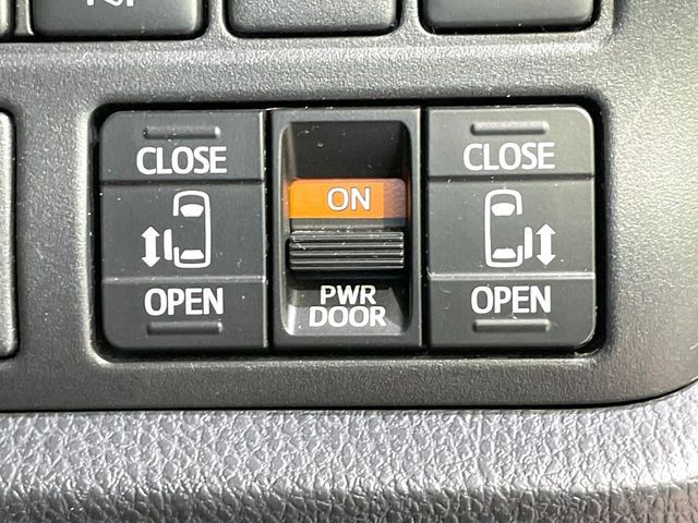 TOYOTA NOAH HYBRID 2018 Image 31