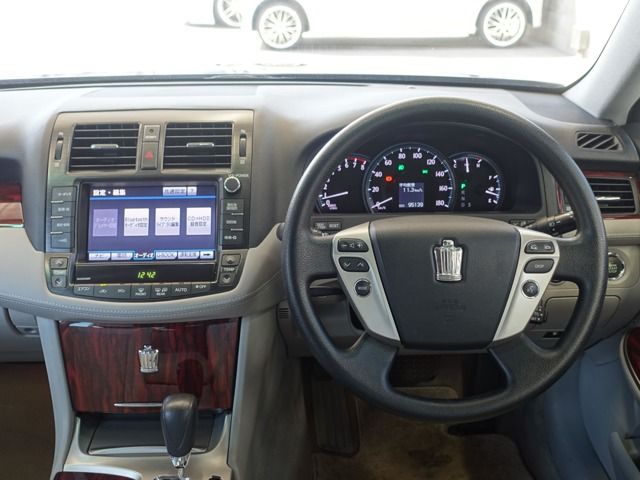 TOYOTA CROWN SEDAN 2011 Image 31