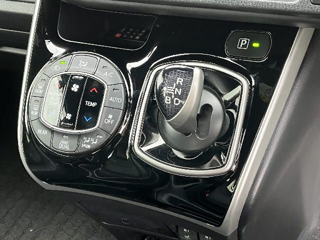 TOYOTA ESQUIRE HYBRID 2019 Image 31