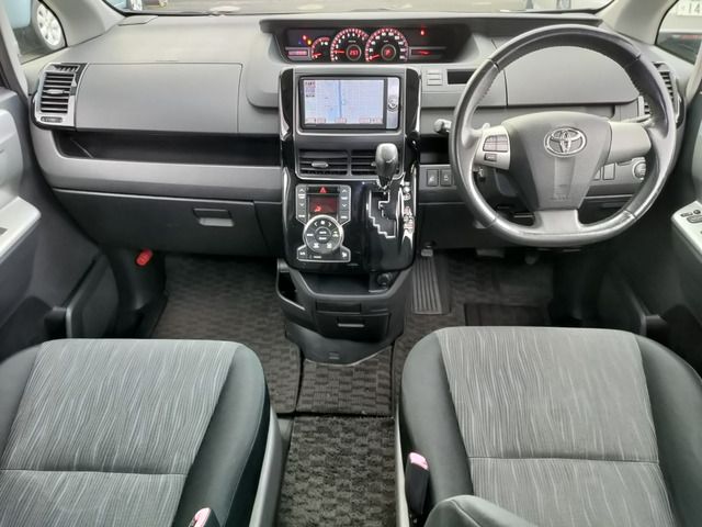 TOYOTA VOXY 2011 Image 31