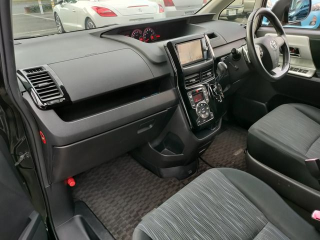 TOYOTA VOXY 2011 Image 31