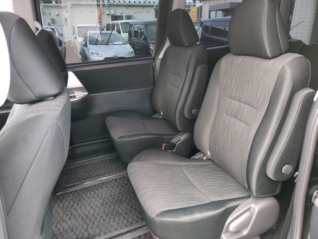 TOYOTA VOXY 2011 Image 31