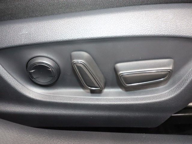 TOYOTA CAMRY HYBRID 2018 Image 31