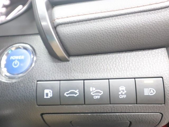 TOYOTA CAMRY HYBRID 2018 Image 31
