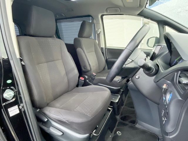 TOYOTA VOXY HYBRID 2015 Image 31