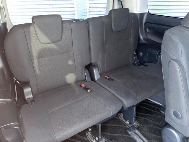 TOYOTA VOXY HYBRID 2015 Image 31