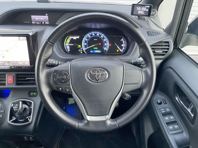 TOYOTA VOXY HYBRID 2015 Image 31