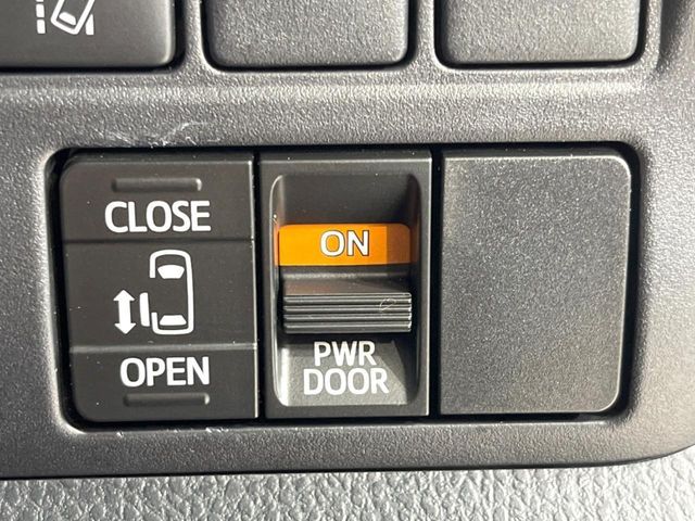 TOYOTA NOAH 2018 Image 31