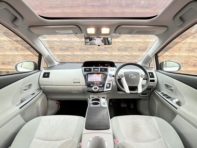 TOYOTA PRIUS ALPHA 2012 Image 31