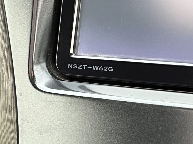 TOYOTA PRIUS ALPHA 2012 Image 31