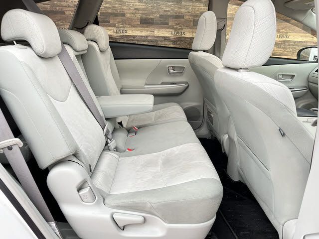 TOYOTA PRIUS ALPHA 2012 Image 31