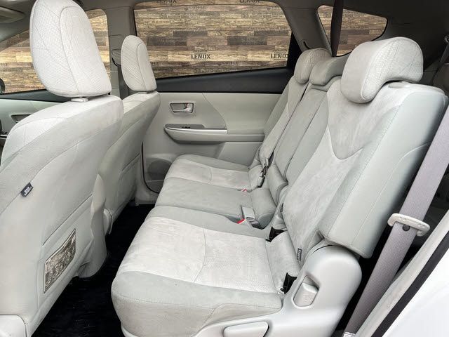 TOYOTA PRIUS ALPHA 2012 Image 31