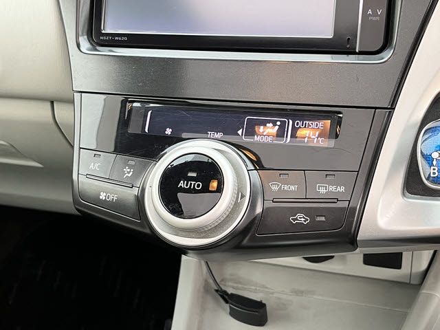 TOYOTA PRIUS ALPHA 2012 Image 31