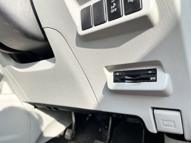 TOYOTA PRIUS ALPHA 2012 Image 31