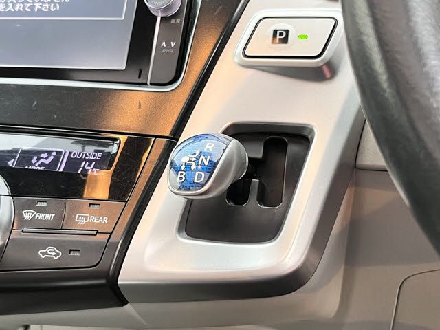 TOYOTA PRIUS ALPHA 2012 Image 31