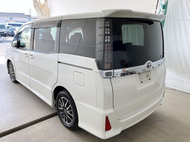 TOYOTA VOXY 2015 Image 31