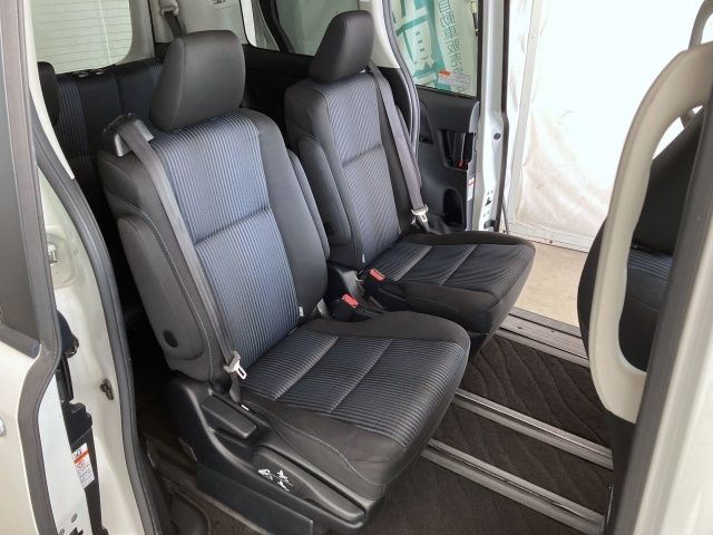 TOYOTA VOXY 2015 Image 31