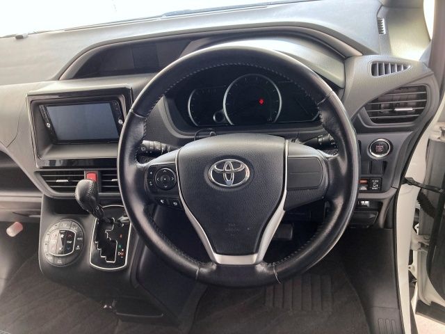 TOYOTA VOXY 2015 Image 31