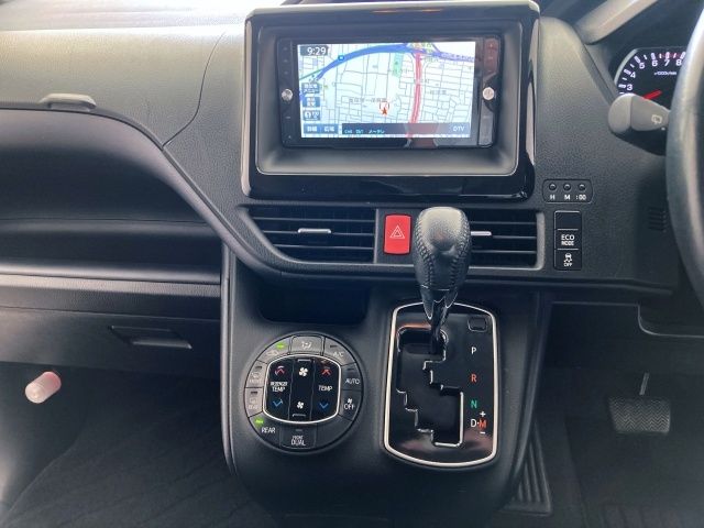TOYOTA VOXY 2015 Image 31