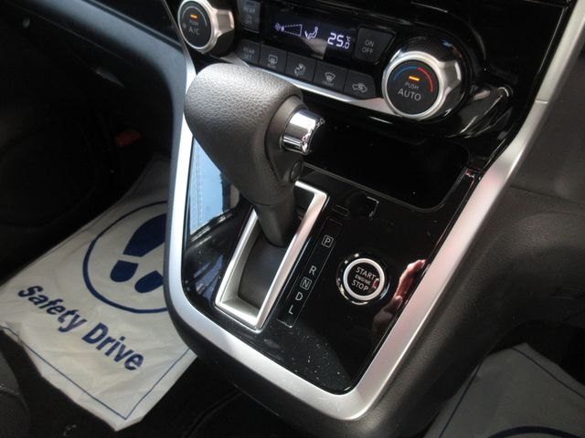 NISSAN SERENA  S-HYBRID 2017 Image 31