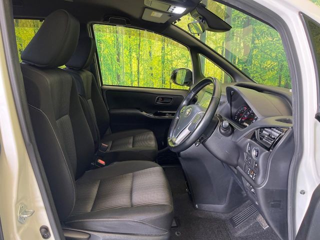 TOYOTA VOXY 2017 Image 31