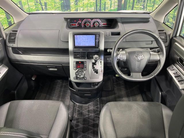 TOYOTA VOXY 2013 Image 31