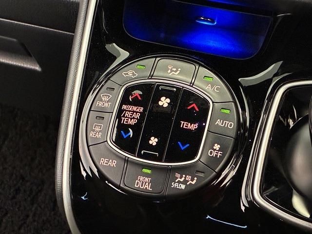 TOYOTA VOXY HYBRID 2019 Image 31