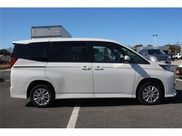 TOYOTA NOAH 4WD 2023 Image 31