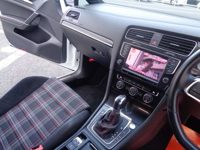 VOLKSWAGEN GOLF GTI 2014 Image 31