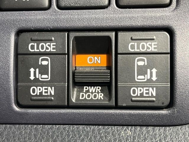 TOYOTA VOXY HYBRID 2017 Image 31