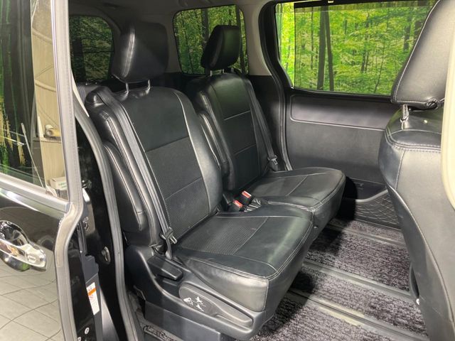 TOYOTA VOXY HYBRID 2017 Image 31