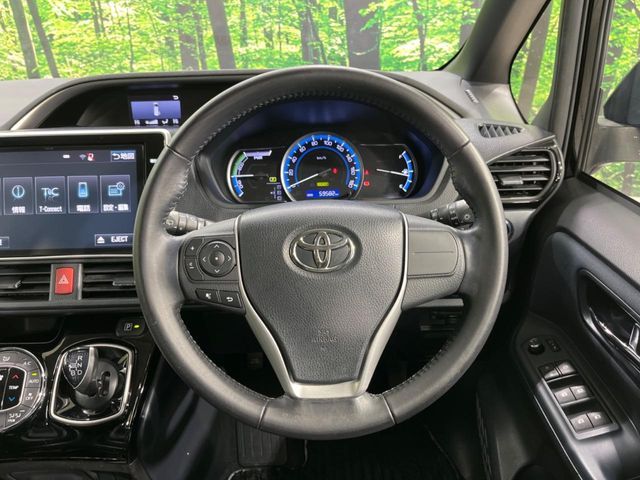 TOYOTA VOXY HYBRID 2017 Image 31