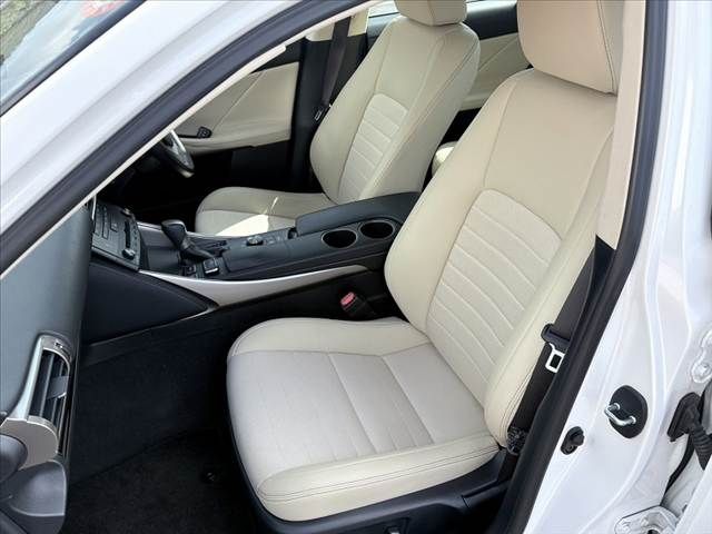 TOYOTA LEXUS IS200T 2016 Image 31