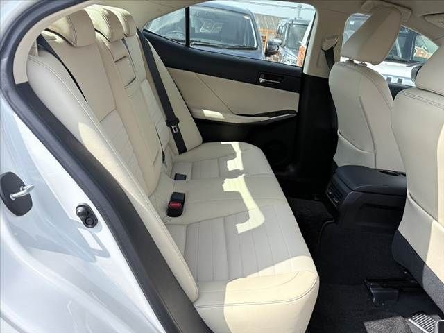 TOYOTA LEXUS IS200T 2016 Image 31