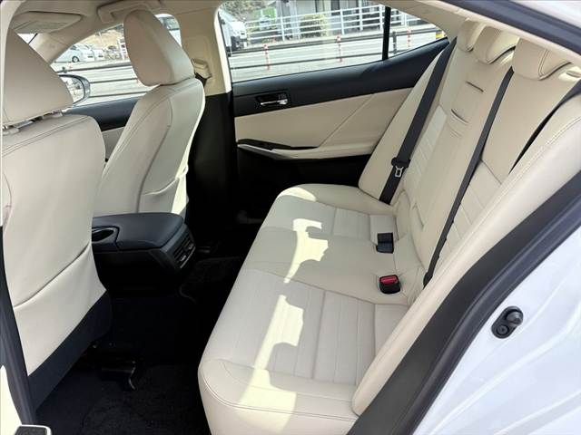 TOYOTA LEXUS IS200T 2016 Image 31