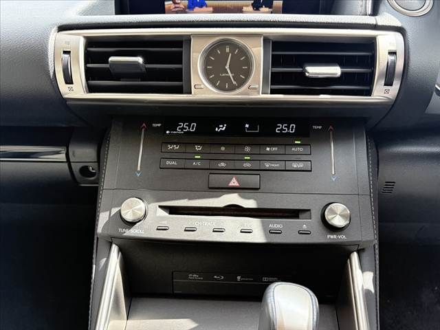 TOYOTA LEXUS IS200T 2016 Image 31