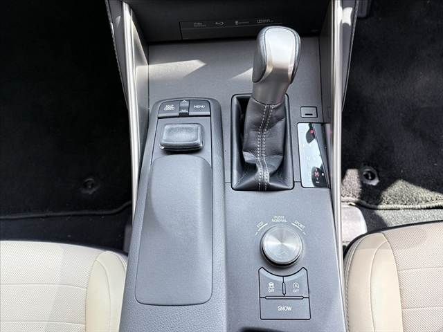 TOYOTA LEXUS IS200T 2016 Image 31