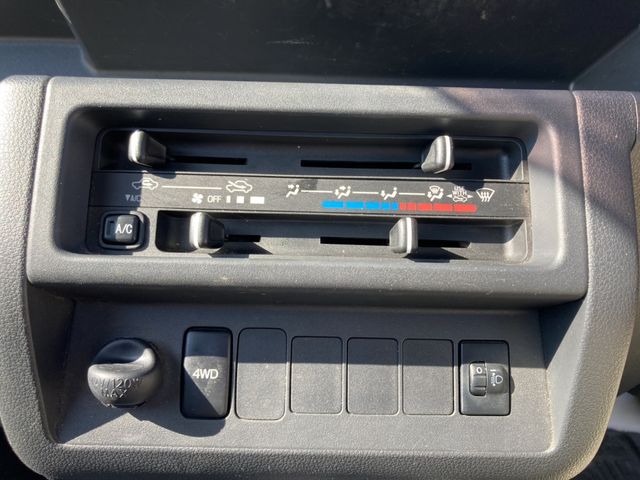 DAIHATSU HIJET TRUCK 4WD 2017 Image 31