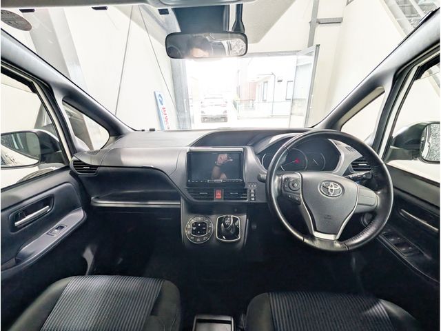 TOYOTA VOXY HYBRID 2016 Image 31