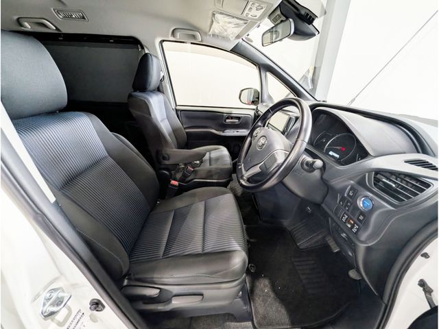 TOYOTA VOXY HYBRID 2016 Image 31