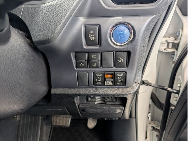 TOYOTA VOXY HYBRID 2016 Image 31