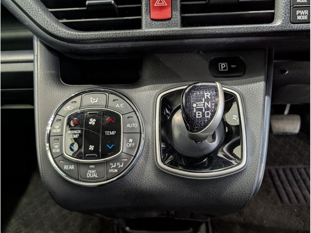 TOYOTA VOXY HYBRID 2016 Image 31