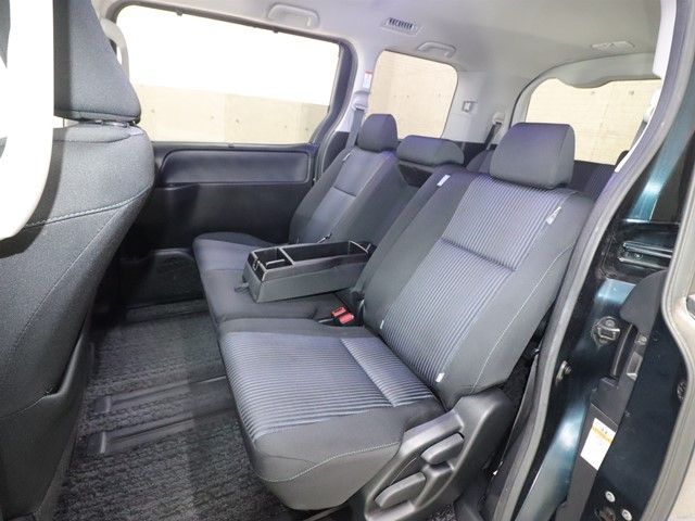 TOYOTA VOXY 2015 Image 31