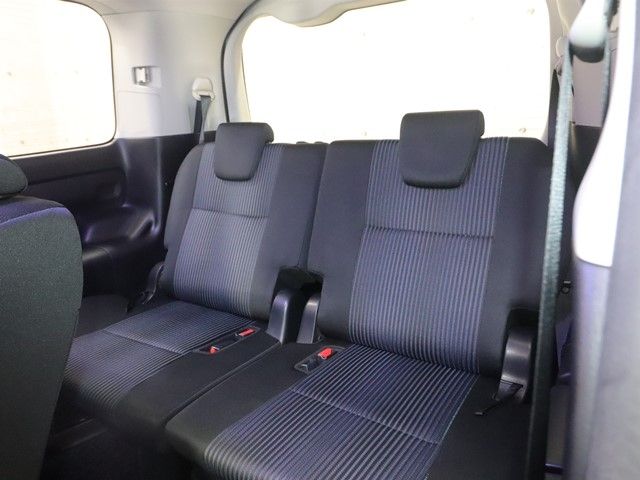 TOYOTA VOXY 2015 Image 31