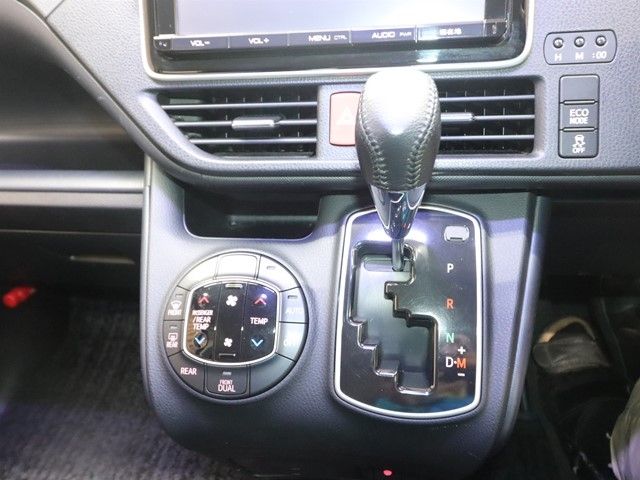 TOYOTA VOXY 2015 Image 31